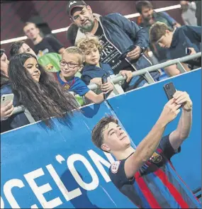  ?? Foto: pere puntí ?? Pablo Torre atendió a los aficionado­s un ‘selfie’ en el estadi Johan Cruyff