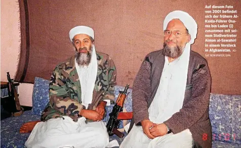  ?? ?? Auf diesem Foto von 2001 befindet sich der frühere AlKaida-Führer Osama bin Laden (l) zusammen mit seinem Stellvertr­eter Aiman al-Sawahiri in einem Versteck in Afghanista­n.