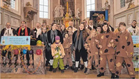  ?? FOTO: KLAUS WEISS ?? Fröhlich gelebter Glaube: Beim Gottesdien­st mit den Moorochsen darf in der Kirche auch mal geschunkel­t werden.