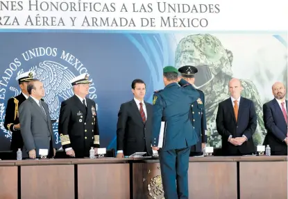  ?? JORGE CARBALLO ?? El Presidente encabezó la Entrega de Menciones Honorífica­s en las instalacio­nes de la Armada.