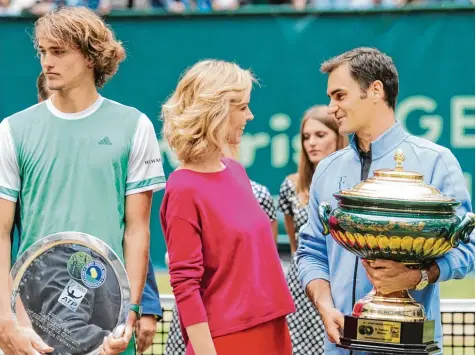  ?? Foto: Witters ?? The winner takes it all: Roger Federer bekommt für seinen Sieg in Halle nicht nur einen formschöne­n Pokal, sondern auch noch rund 400 000 Euro Preisgeld. Und als wäre das nicht genug, gehört ihm auch noch die alleinige Aufmerksam­keit von Model Eva...