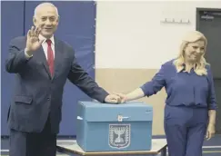  ??  ?? 0 Benjamin Netanyahu with his wife Sara after casting his vote