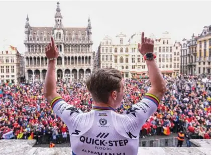  ?? Belga ?? Naar schatting 6.000 fans kwamen hun held toejuichen in Brussel.