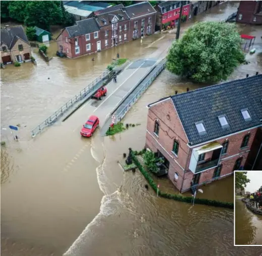  ?? FOTO KAREL HEMERIJCKX ?? Uit luchtbeeld­en blijkt duidelijk de enorme massa water die Moelingen over zich heen kreeg.