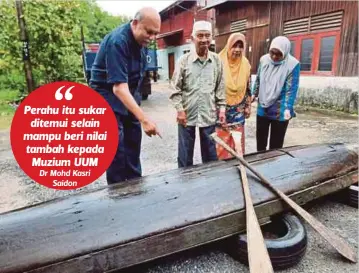  ??  ?? MAT Isa (dua dari kiri) dan Dr Mohd Kasri (kiri) melihat keadaan perahu sagor di Kampung Chegar sebelum dipindahka­n ke Muzium UUM, semalam.