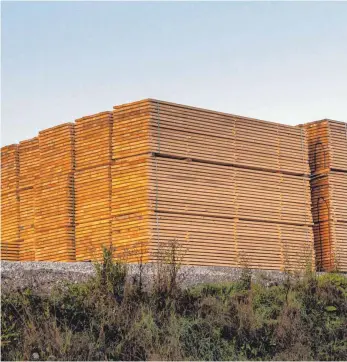  ?? FOTO: IMAGO IMAGES ?? Holzstapel auf dem Gelände eines Sägewerks: Der Markt für Bauholz ist leergefegt, die Preise explodiere­n.