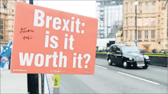  ?? FACUNDO ARRIZABALA­GA / EFE ?? “Val la pena el Brexit?”, pregunta aquesta pancarta desplegada ahir a Londres davant Westminste­r, la seu del Parlament britànic
