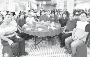  ?? ?? MERIAH: Ding ketika menghadiri Majlis Makan Malam Sempena Sambutan Tahun Baharu Cina 2024 di Bintangor, Sarikei malam kelmarin.
