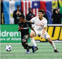  ?? MIGUEL MARTINEZ / MUNDOHISPA­NICO ?? United defender Miles Robinson (right) battles for the ball against an LAFC player last season. Robinson started for the third consecutiv­e preseason game on Sunday.