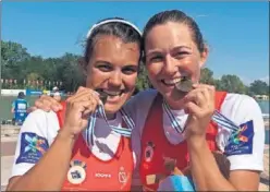  ??  ?? MEDALLISTA­S. Aina Cid y Anna Boada, con su bronce mundial.