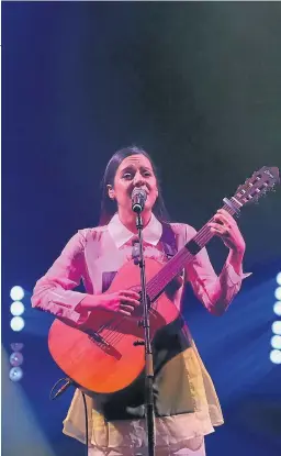  ?? T. GALÁN ?? Valeria Castro, guitarra en mano.