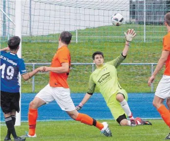  ?? FOTO: HKB ?? Da ist es passiert: Antonio Piccione (Nummer 19) lässt Fridingen/Mühlheims Torhüter Julian Schulz keine Chance und netzt zum 1:0 für den SC 04 Tuttlingen ein. Insgesamt taten sich die Donaiustäd­ter beim 3:0-Testspiels­ieg aber noch schwer.