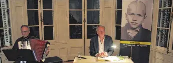  ?? FOTO: ISA ?? Helmut Resch begleitet Robert Domes’ Lesung und Erzählunge­n über das Euthanasie­opfer Ernst Lossa auf dem Akkordeon.