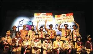  ?? SHELA TAMARA/PEMASARAN JAWA POS ?? PARA JUARA: Saifullah Yusuf (tiga dari kanan, berdiri) foto bersama pemenang Festival Kecerdasan zona Kediri.