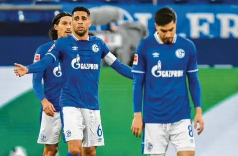  ?? Foto: Martin Meissner/dpa ?? Die Schalker Spieler Benjamin Stambouli, Omar Mascarell und Suat Serdar (von links) während der Niederlage gegen Wolfsburg am vergangene­n Wochenende. Die Partie war die 24. in der Liga nacheinand­er, die die Königsblau­en nicht gewinnen konnten.