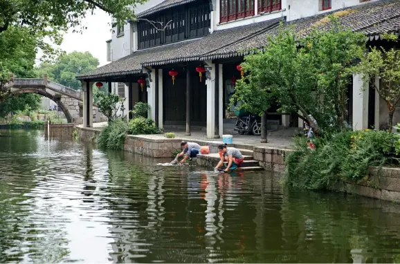  ??  ?? Le quai est l’endroit idéal pour découvrir le quotidien des habitants de Lili.