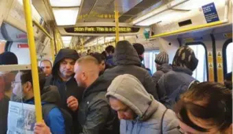  ?? © terry dolzyc/twitter © epa ?? De Londense metro, gisterocht­end
– dus ná de lockdown.
Politie te paard in Londen. Ze moeten waken over de 2 meter afstand tussen mensen.