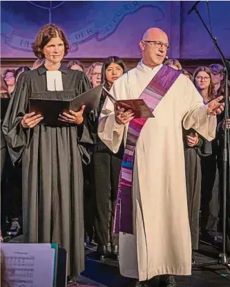  ?? Foto: Kirche im Europa-Park ?? Die Chorschola aus dem Conservato­ire de la Ville de Luxembourg und die Europa-ParkDiakon­e Andrea Ziegler und Thomas Schneeberg­er.