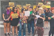  ??  ?? Un grupo de chilenas, durante una manifestac­ión en noviembre pasado por las jornadas mundiales en contra de la violencia contra la mujer.