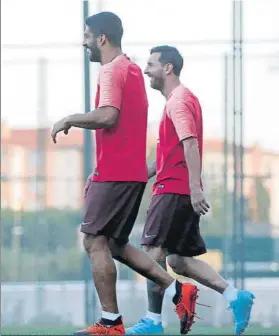  ?? FOTO: PEP MORATA ?? Messi entra sonriente al entrenamie­nto de ayer, acompañado por Luis Suárez