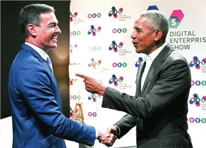  ?? EFE ?? Barack Obama saluda a Pedro Sánchez, ayer en el foro internacio­nal sobre innovación digital