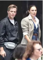  ?? PATRIOT PICS/BACKGRID VIA JUST JARED ?? KEMBALI KE SET: Gal Gadot (kanan) dan Chris Pine di lokasi syuting Wonder Woman 1984 di Alexandria, Virginia, Rabu lalu (13/6).