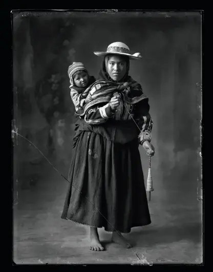  ??  ?? Arriba. Mujer indígena de Q’eromarka, cargando a su hijo, 1934. Derecha arriba. “La familia de Ezequiel Arce y su cosecha de papas”, Cusco, 1939. Derecha abajo. “César de Luchi Lomellini y su familia”, Colcampata, 1928. Lomellini fue un inmigrante italiano; gracias al comercio y fabricació­n de textiles, llegó a ser el hombre más rico del Cusco. Estableció el primer cine de la ciudad.