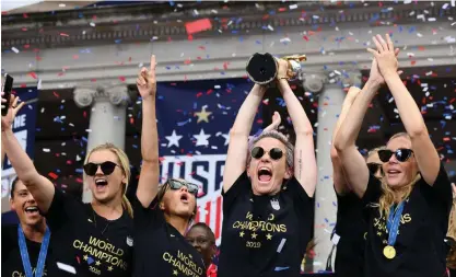  ?? FOTO: JOHANNES EISELE/LEHTIKUVA-AFP ?? USA:s VM-vinnare hoppas vinna även striden om ersättning från förbundet.