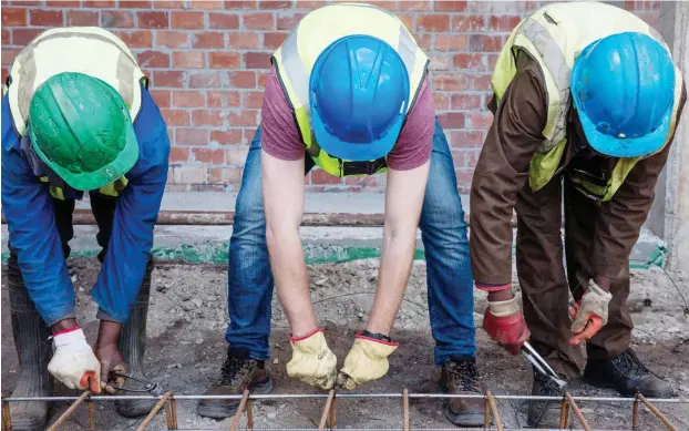  ?? Foto: mauritius images/Westend61/zerocreati­ves ?? Gleicher Lohn für gleiche Arbeit am gleichen Ort – dieses Prinzip hilft gegen Unmut, sagt Gewerkscha­ftschef Feiger.