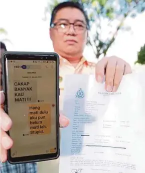  ?? PIC BY AMIR IRSYAD OMAR ?? Parti Cinta Malaysia deputy president Datuk Huan Cheng Guan showing the death threat message and police report in Bukit Mertajam yesterday.