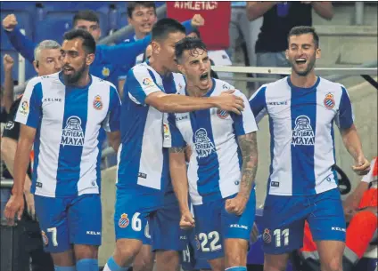  ??  ?? Los pericos, celebrando un gol en Cornellà-El Prat. El Espanyol cumplió ayer años instalado en plaza europea y con altas aspiracion­es