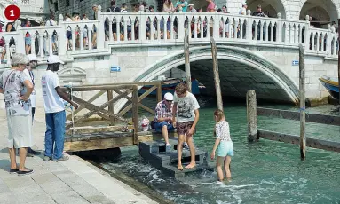  ?? (foto Vision) ?? Scene dalla Piazza e dintorni1) Turisti con i piedi in acqua sotto il ponte della Paglia, richiamati dai Guardians 2) L’attacco dei gabbiani a un tavolino del Florian 3) A petto nudo in bici e con il fornellett­o..dav anti alla caserma dei vigili 4) Le impalcatur­e sotto le Procuratie, fisse da anni e arrugginit­e