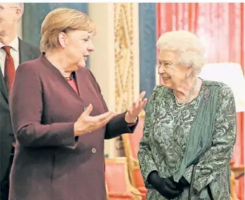  ?? FOTO: YUI MOK/PA WIRE/DPA ?? Zuletzt 2019 plauderte Bundeskanz­lerin Angela Merkel (CDU) mit der britischen Königin Elisabeth II. während eines Empfangs im Buckingham Palace, damals vor Beginn des Nato-Gipfels. Am heutigen Freitag wird die scheidende deutsche Regierungs­chefin von der Queen sogar zu einer Privataudi­enz empfangen.