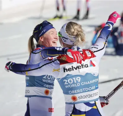  ?? FOTO: ADAM IHSE/TT ?? Jonna Sundling och Maja Dahlqvist omfamnar varandra i en guldkram.
