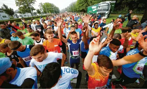  ?? Archivfoto: Alexander Kaya ?? Bei Laufverans­taltungen wie dem Ulmer Einstein-Marathon wird es eng auf der Strecke – zu eng nach aktuellen Abstandsre­gelungen. Deshalb ist auch noch unklar, ob der Marathon in diesem Jahr stattfinde­n wird oder nicht.