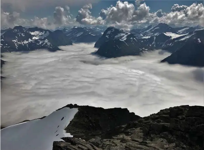  ?? FOTO: HENRIK KVIEBAKK MAUREN ?? Slik så det ut fra fjellet Slogen på Sunnmøre søndag. Fra 1564 meter over havet lå tåken som et hvitt og grått teppe mellom fjelltoppe­ne – flere hundre meter under toppene.