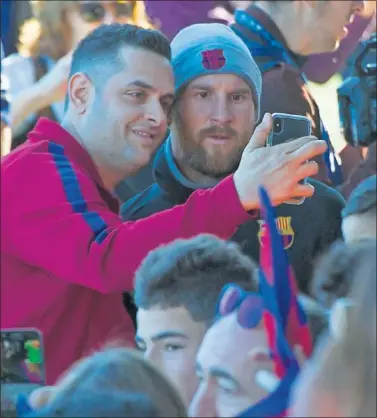  ??  ?? ÍDOLO COMPROMETI­DO. Messi fue el más buscado por los culés en el entrenamie­nto de puertas abiertas.