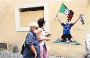  ??  ?? A mural by street artist Harry Greb in Rome celebrates the Italian victory at Euro 2020