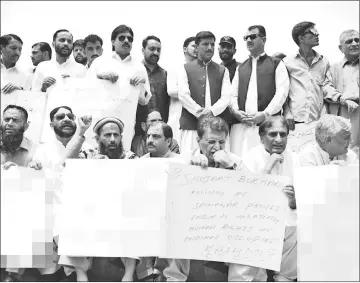  ??  ?? Pakistani Kashmiri journalist­s and residents hold placards during a protest against the killing of Bukhari in Muzaffarab­ad.