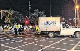  ?? Foto:
Karina Defas / EXTRA ?? Agentes de Tránsito fueron alertados del atropello del peatón la noche del lunes.