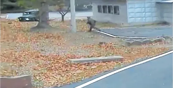 ?? AFP ?? Escape. La fuga según una imagen desde el comando de la ONU en la frontera. El auto del desertor está atorado y un norcoreano le dispara.