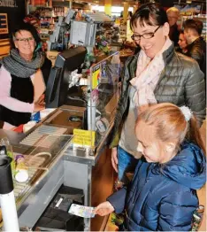  ?? Foto: Andreas Lode ?? Simone Kentner und ihre Tochter Catharina zahlen am neuen Bezahlauto­maten. An der Kasse sitzt Carola Schröttle.