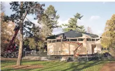  ?? RP-FOTO: LAMMERTZ. ?? Kein Schlamm, kein Beton: Der Pavillon im Kaiserpark steht auf Stahlträge­rn und wirkt, wenn er vollendet ist, schwebend leicht.