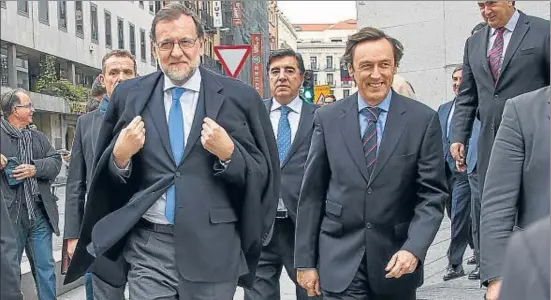  ?? DANI DUCH ?? Mariano Rajoy, amb el portaveu del PP, Rafael Hernando, abandona el Congrés després d’emplenar la seva acreditaci­ó com a diputat