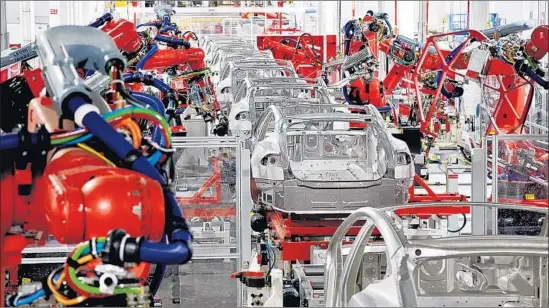  ?? Tesla Motors ?? WHEN a customer has a complaint, “we take it very seriously, working closely with each owner to proactivel­y address it,” Tesla said. Above, robots at a Tesla factory.