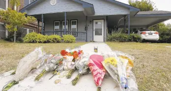  ?? DAVID KENT/AP ?? Flowers lie on the sidewalk on Oct. 14 in front of the house in Fort Worth, Texas, where Fort Worth police officer Aaron Dean shot and killed a woman through a back window of her home. Dean resigned before he could be compelled to answer questions.