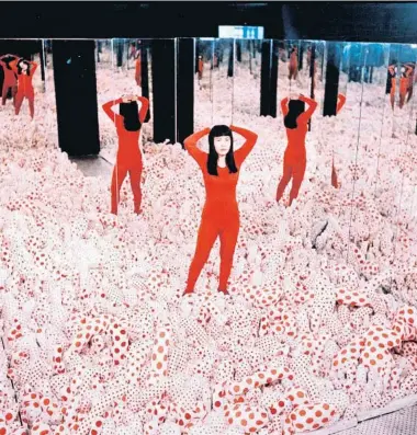  ?? ?? Yayoi Kusama en en su ‘Habitación infinita con espejos’, 1965, en una publicació­n de Taurus