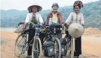  ?? FOTO: PRIVAT ?? Abseits der großen Städte ist Vietnam ein Fahrradlan­d. Annemarie Klein (Mitte) fällt als Radlerin also gar nicht mal so auf. Heute berichtet sie in der Fachklinik Höchsten über ihre Abenteuer.