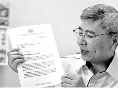  ?? — Bernama photo ?? Mah shows the objection letter to 27 EU members in relation to the bloc’s proposal to ban palm oil biofuels by 2020. Mah says his ministry had sent the objection letter through the ambassador­s of the EU countries in Malaysia.