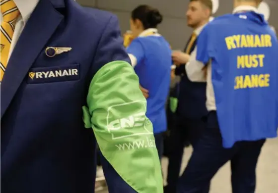  ??  ?? Ryanairper­soneel tijdens de stakingsac­tie op Zaventem. Volgens hun werkgever waren ze ‘onwettig afwezig’.